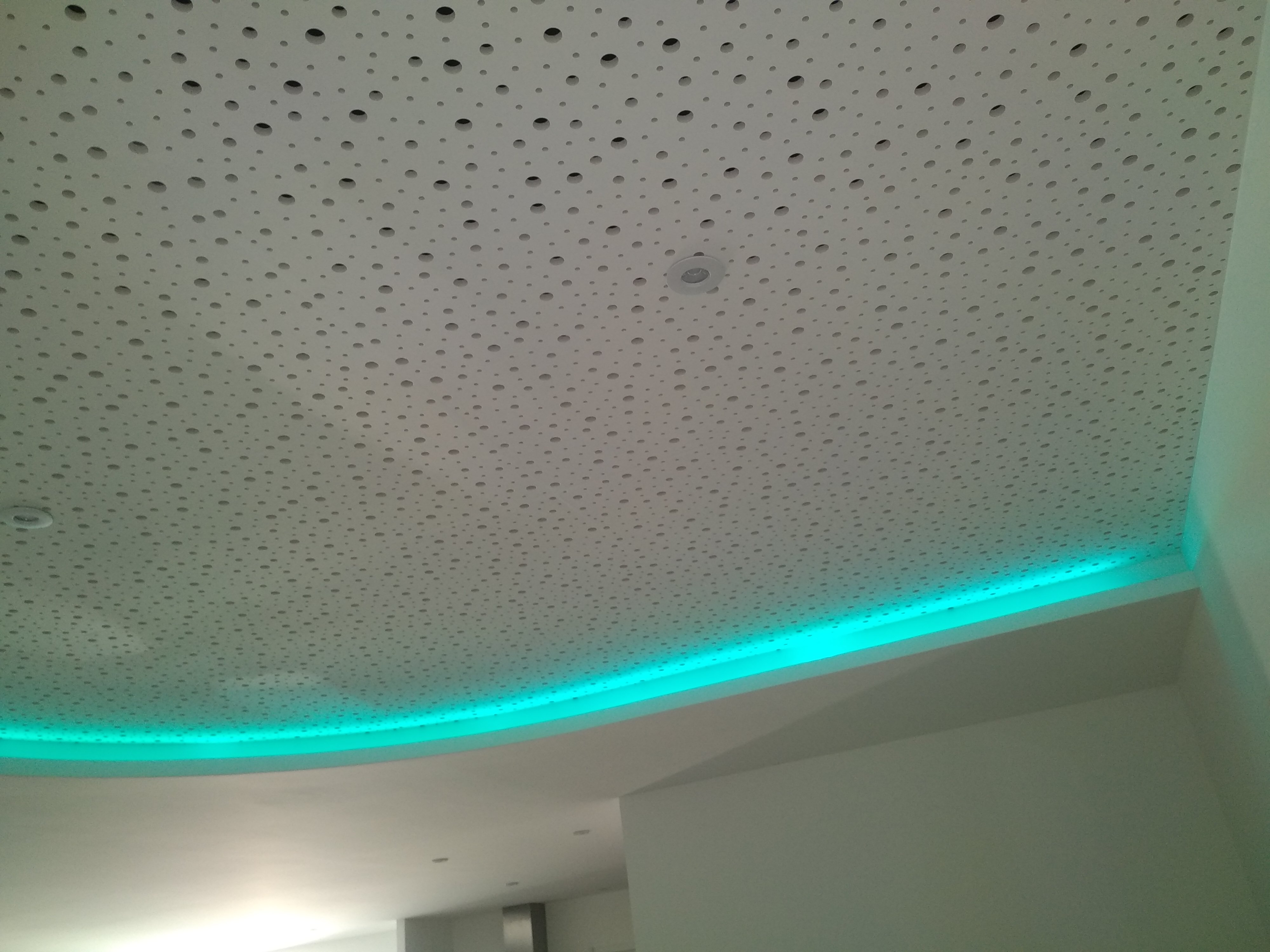 Pose de LED au plafond